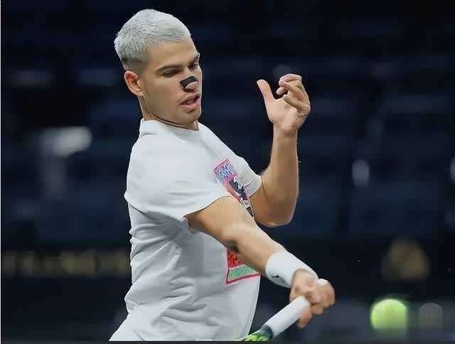 包含日本网球队完胜意大利网球队，费德勒关键制胜的词条