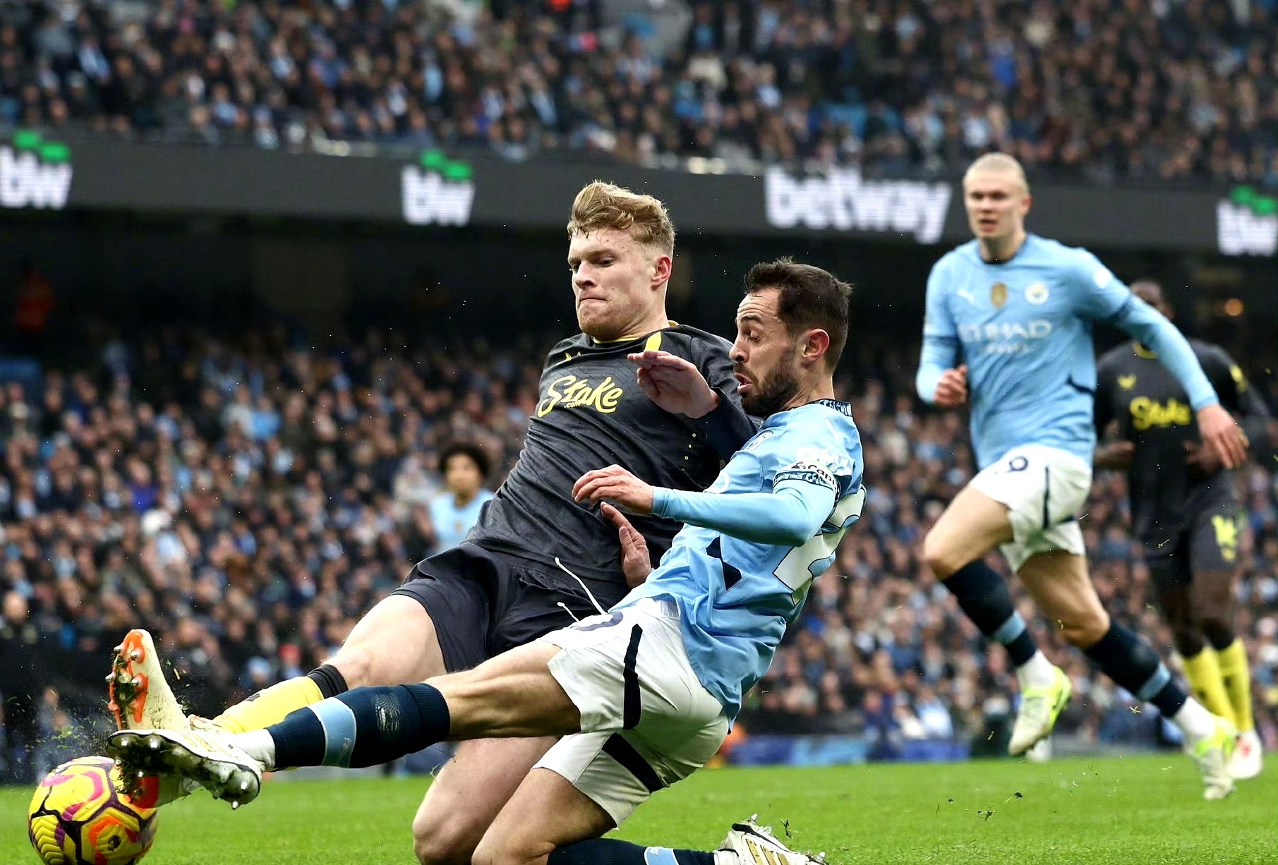 包含曼联客场被绝平，与埃弗顿战成0-0的词条