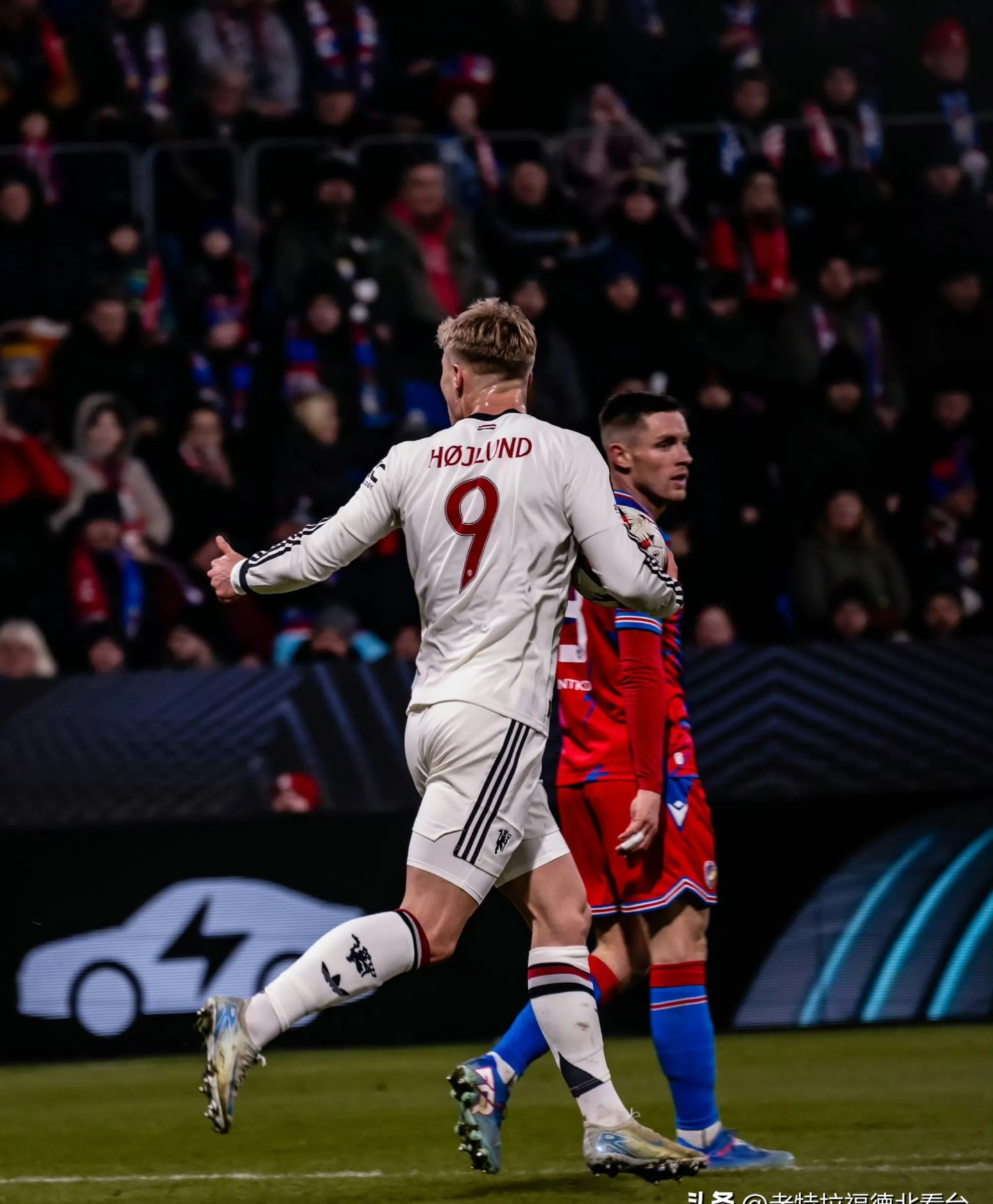 曼联遭遇客场失利，主帅面临批评压力增大的简单介绍