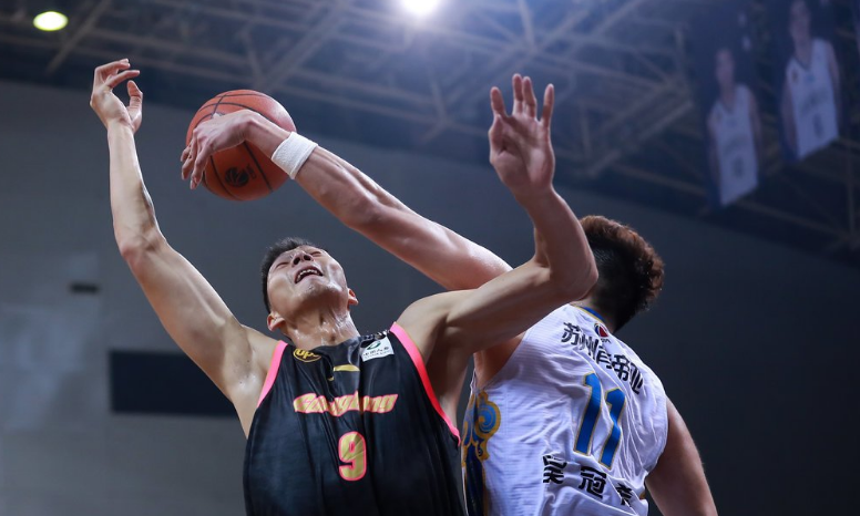 开云体育下载-江苏男篮队员发挥出色，帮助球队取胜