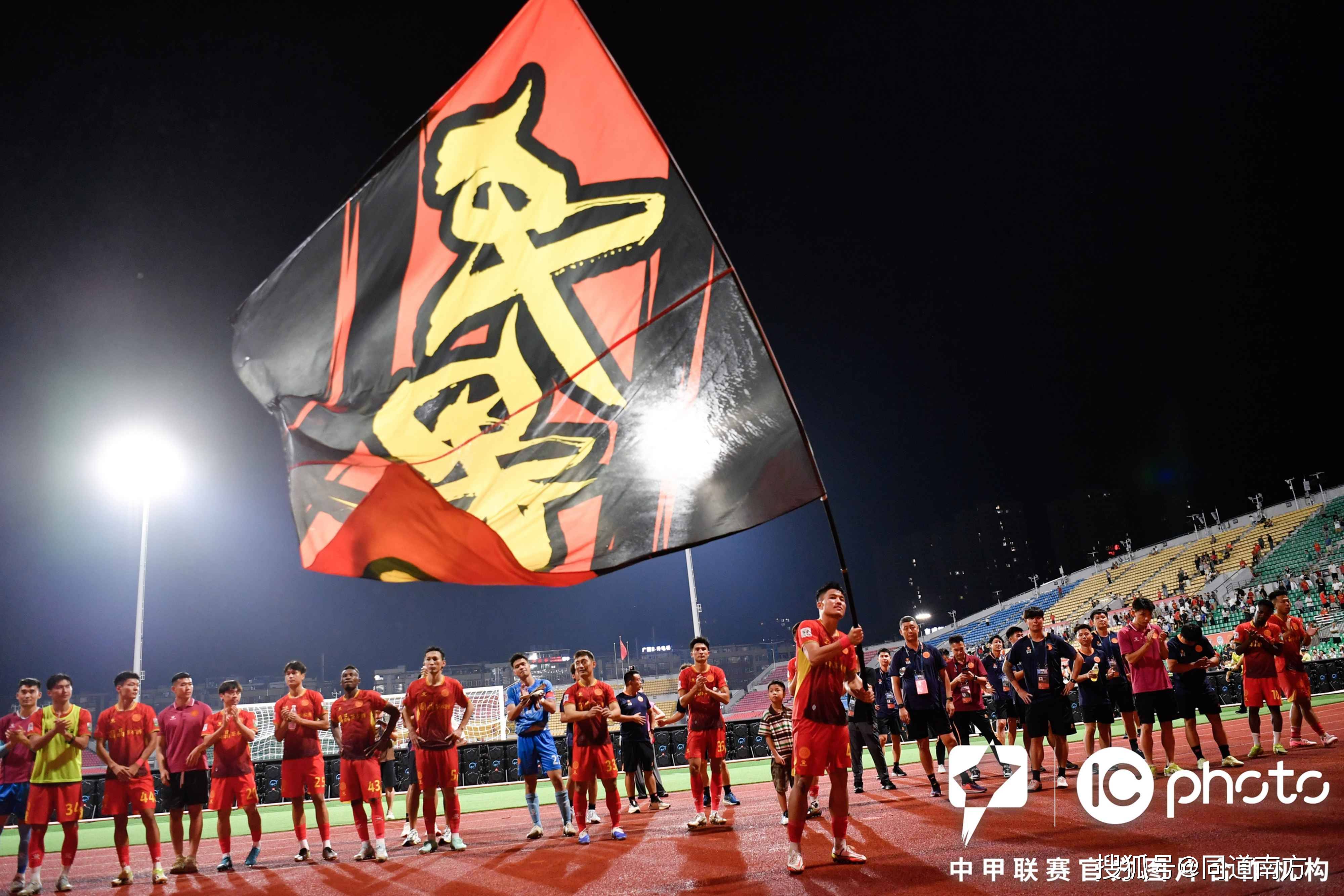 引人入胜的比赛场面吸引了大批观众围观的简单介绍 引人入胜的比赛场面吸引了大批观众围观的简单介绍