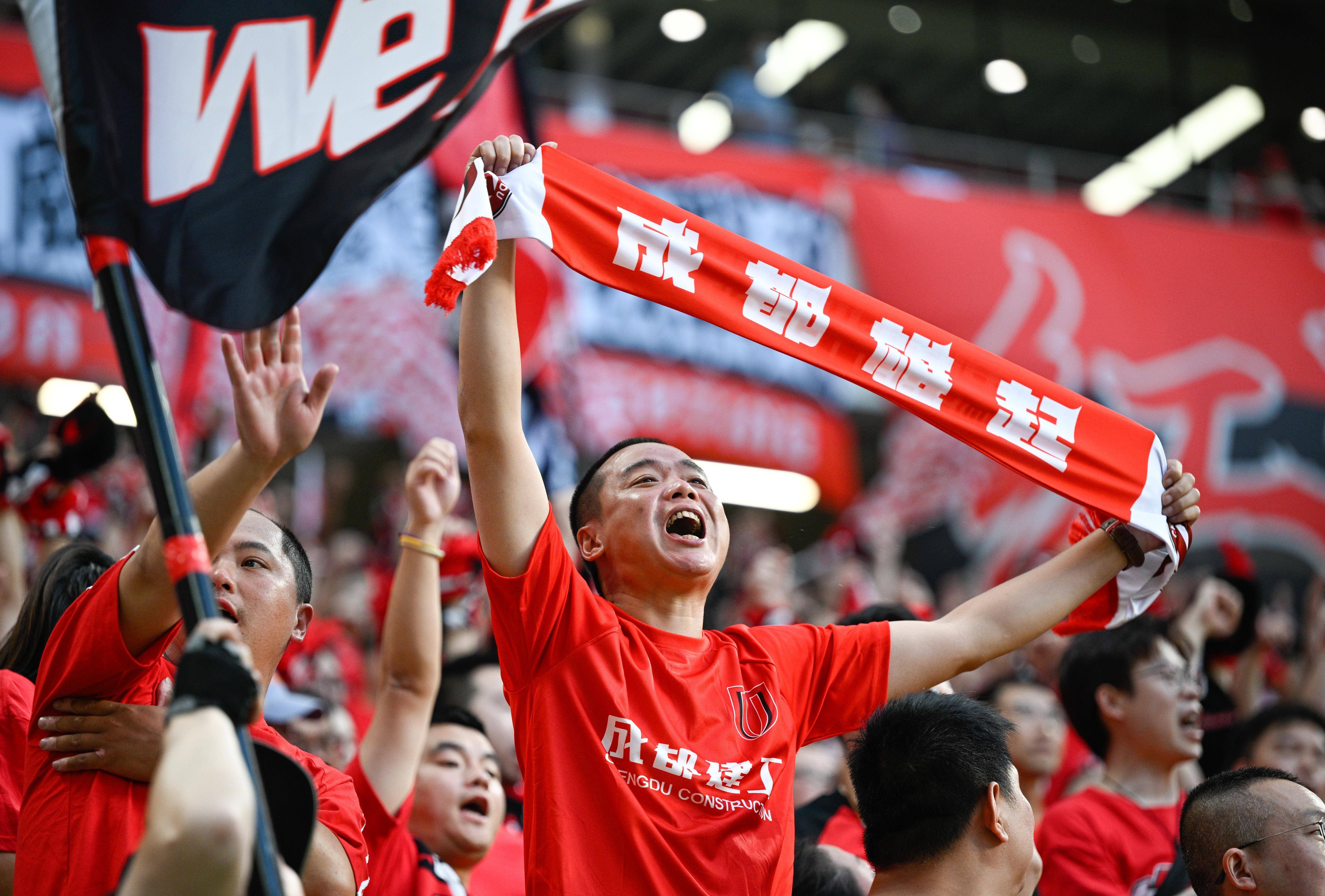 包含现场球迷气氛热烈，球队主场气势如虹的词条