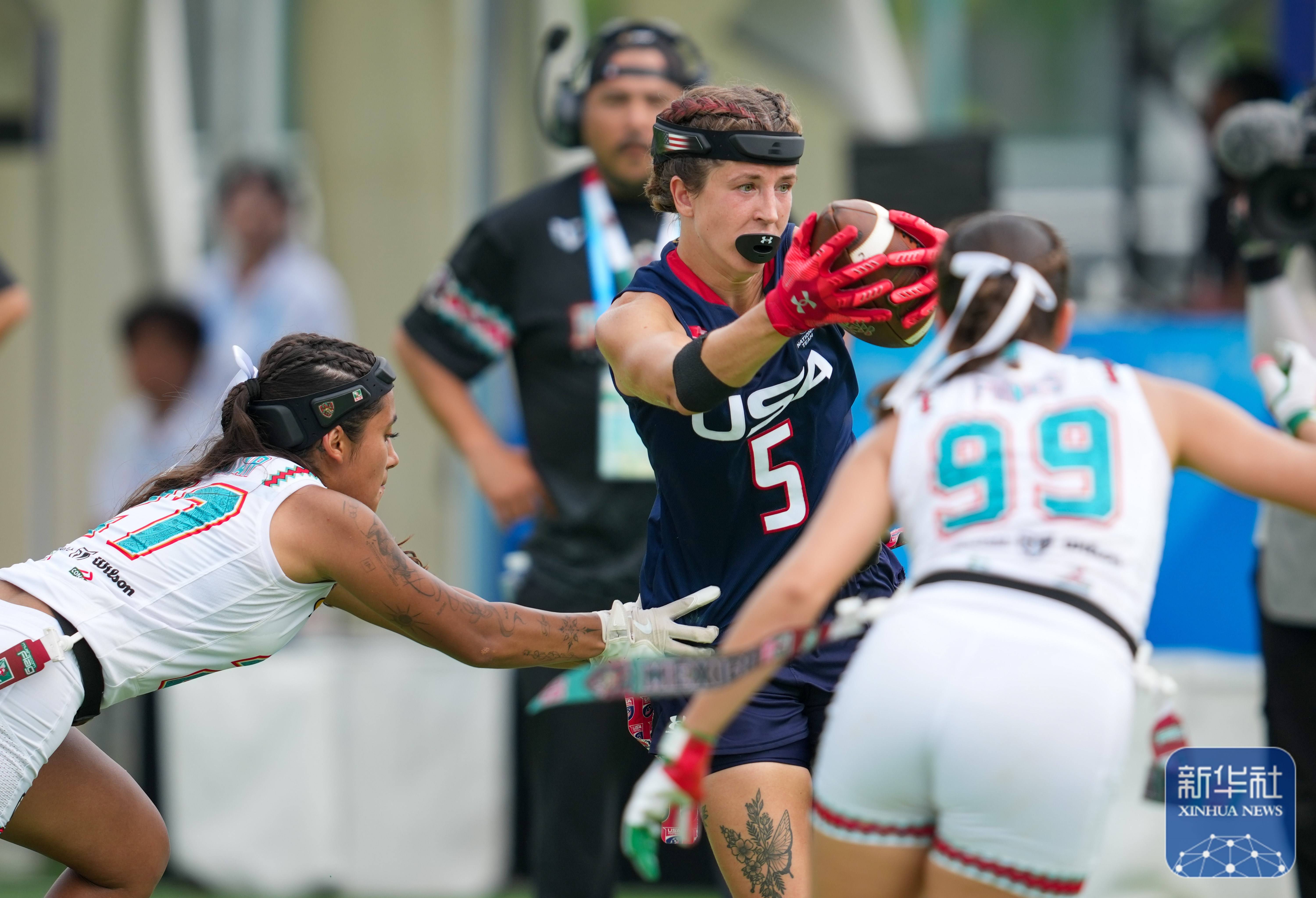 哥伦比亚选手勇夺橄榄球比赛