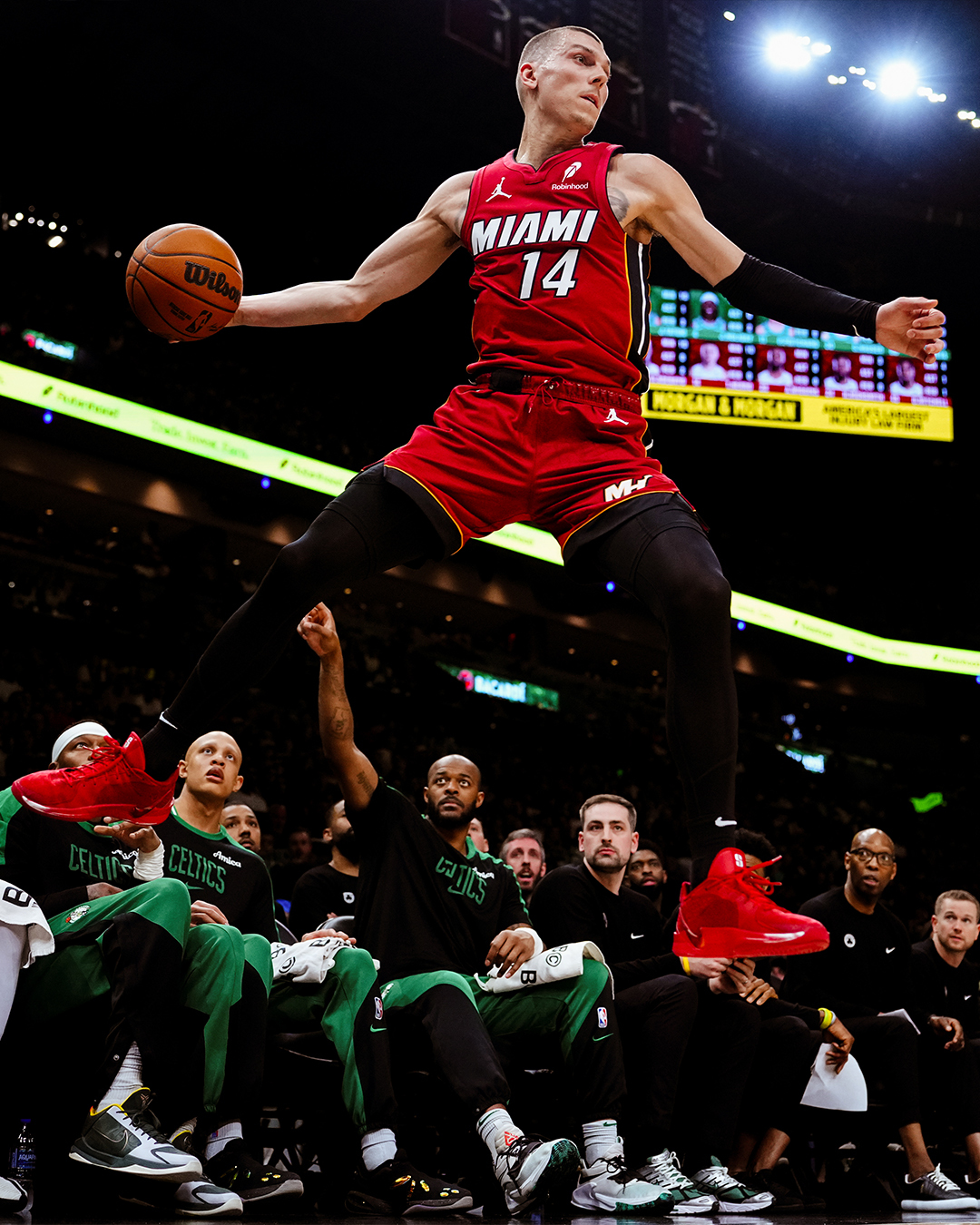 包含热火队全员状态火热，轻松晋级次轮的词条