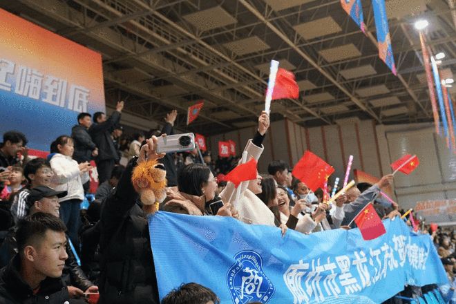 包含球员们在比赛中的顽强拼搏精神赢得了球迷们的尊重的词条