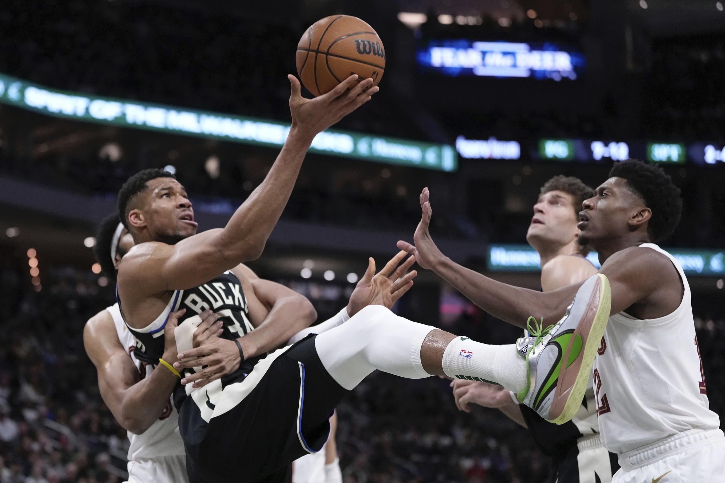 开云足球直播-湖人胜雄鹿：鲍尔关键时刻上演绝杀